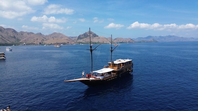 Black-Beard-Phinisi-Boat